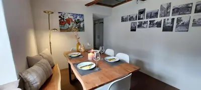 Ein Sitzbereich in der Unterkunft Ferienhaus mit Baukulturpreis in der Südeifel - Ferienhaus TRÄNK