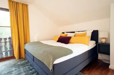 Ein Bett oder Betten in einem Zimmer der Unterkunft Luxus-Familienvilla mit privatem Pool und XXL Whirlpool, Kamin, Grill & Blick in die Weinberge