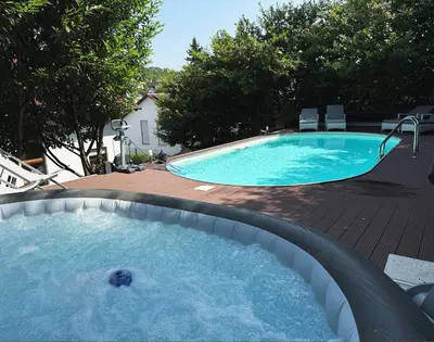 Der Swimmingpool an oder in der Nähe von Luxus-Familienvilla mit privatem Pool und XXL Whirlpool, Kamin, Grill & Blick in die Weinberge