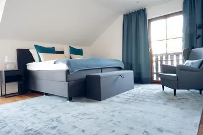 Ein Bett oder Betten in einem Zimmer der Unterkunft Luxus-Familienvilla mit privatem Pool und XXL Whirlpool, Kamin, Grill & Blick in die Weinberge
