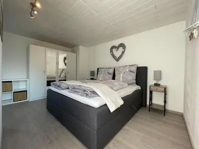 Ein Bett oder Betten in einem Zimmer der Unterkunft Moselgarten Bullay Zentral Grün Direkt an der Mosel