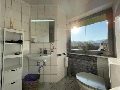 Ein Badezimmer in der Unterkunft Moselgarten Bullay Zentral Grün Direkt an der Mosel