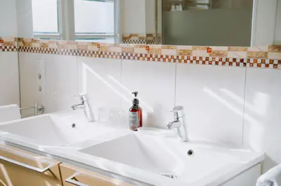 Ein Badezimmer in der Unterkunft KAROLINGERHOF - Mosel