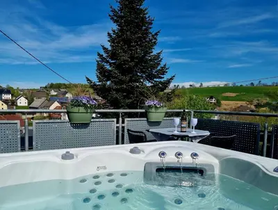 Der Swimmingpool an oder in der Nähe von Wellnesshaus Dorfblick mit Outdoor-Jacuzzi und Infrarotkabine, NEU!