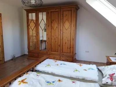 Ein Bett oder Betten in einem Zimmer der Unterkunft Landhaus Grimburg - Ferienwohnung Obergeschoss