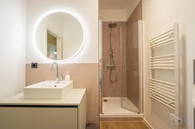 Ein Badezimmer in der Unterkunft LLR Design Apartment - Green Botanical im Zentrum von Koblenz