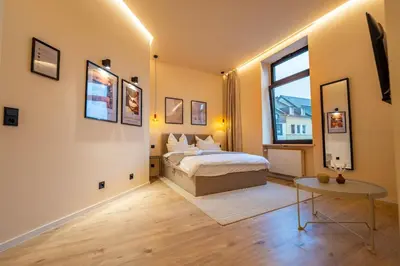 Ein Bett oder Betten in einem Zimmer der Unterkunft LLR Design Apartment - Orange Mandarine im Zentrum von Koblenz