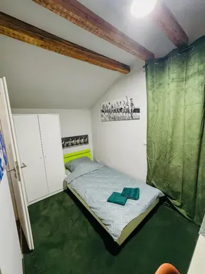 Ein Bett oder Betten in einem Zimmer der Unterkunft Kompakte & günstige Einzimmerwohnung