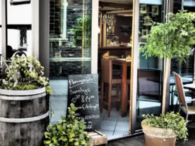 Ein Garten an der Unterkunft Weincafé Korkenzieher