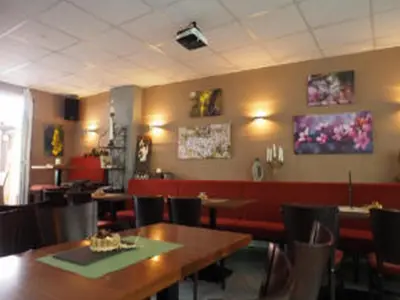 Ein Restaurant oder anderes Speiselokal in der Unterkunft Weincafé Korkenzieher
