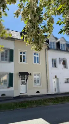 Das Gebäude in dem sich das Ferienhaus befindet