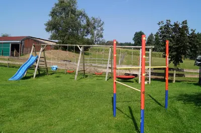 Ein Kinderspielbereich in der Unterkunft Ferienwohnung Hof Lamberty