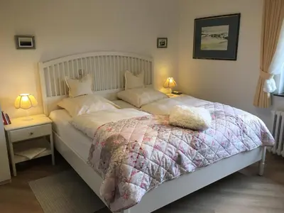 Ein Bett oder Betten in einem Zimmer der Unterkunft Haus Marianne am Maar| Ferienwohnungen