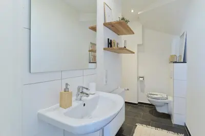 Ein Badezimmer in der Unterkunft 5-Sterne-DTV-Ferienwohnung in Traben-Trarbach für 6 Personen - zentral & stilvoll, Parkplatz & WLAN