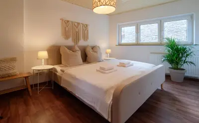 Ein Bett oder Betten in einem Zimmer der Unterkunft BG Living & Hosting - Großzügiges Ferienhaus an der Mosel in Traben-Trarbach - Top Lage - bis 16 Personen, Parkplatz, WLAN & Netflix