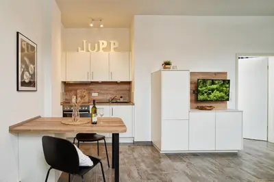 Küche/Küchenzeile in der Unterkunft BG Living & Hosting - Großzügiges Ferienhaus an der Mosel in Traben-Trarbach - Top Lage - bis 16 Personen, Parkplatz, WLAN & Netflix