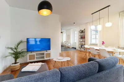 TV/Unterhaltungsangebot in der Unterkunft BG Living & Hosting - Großzügiges Ferienhaus an der Mosel in Traben-Trarbach - Top Lage - bis 16 Personen, Parkplatz, WLAN & Netflix