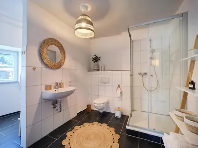 Ein Badezimmer in der Unterkunft BG Living & Hosting - Großzügiges Ferienhaus an der Mosel in Traben-Trarbach - Top Lage - bis 16 Personen, Parkplatz, WLAN & Netflix