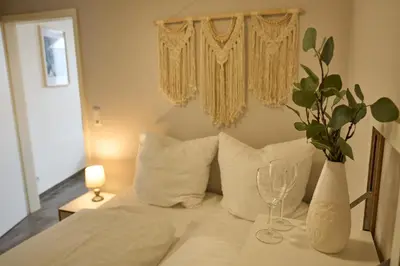 Ein Bett oder Betten in einem Zimmer der Unterkunft BG Living & Hosting - Großzügiges Ferienhaus an der Mosel in Traben-Trarbach - Top Lage - bis 16 Personen, Parkplatz, WLAN & Netflix