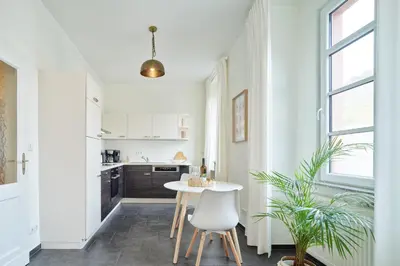 Küche/Küchenzeile in der Unterkunft BG Living & Hosting - Großzügiges Ferienhaus an der Mosel in Traben-Trarbach - Top Lage - bis 16 Personen, Parkplatz, WLAN & Netflix