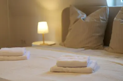 Ein Bett oder Betten in einem Zimmer der Unterkunft BG Living & Hosting - Großzügiges Ferienhaus an der Mosel in Traben-Trarbach - Top Lage - bis 16 Personen, Parkplatz, WLAN & Netflix