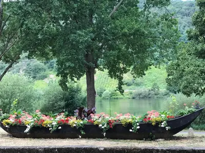 Ein Garten an der Unterkunft Klein und Fein für nach dem Wein, Römerstraße