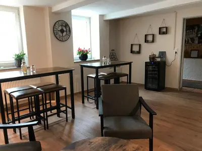 Ein Sitzbereich in der Unterkunft Klein und Fein für nach dem Wein, Römerstraße