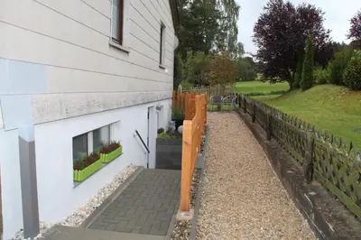 Ein Garten an der Unterkunft Ferienwohnungen In der Acht