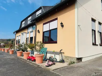 Das Gebäude in dem sich das Ferienhaus befindet