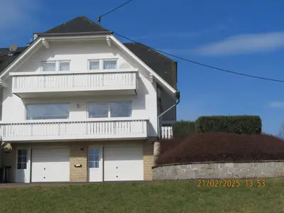 Das Gebäude in dem sich das Ferienhaus befindet