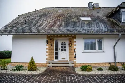 Das Gebäude in dem sich das Ferienhaus befindet
