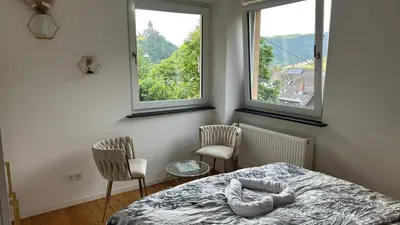 Ein Bett oder Betten in einem Zimmer der Unterkunft Burg Panoramablick City Retreat Moderne FeWo