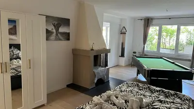 Ein Billardtisch in der Unterkunft Burg Panoramablick City Retreat Moderne FeWo
