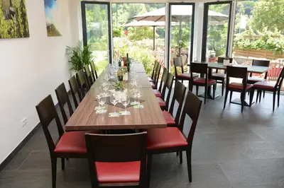 Ein Restaurant oder anderes Speiselokal in der Unterkunft Weinhaus Thomas