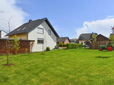 Ein Garten an der Unterkunft Herrenhaus