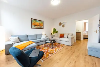 Ein Sitzbereich in der Unterkunft 3-Floor Oasis in the Heart of Koblenz, Sleeps 16