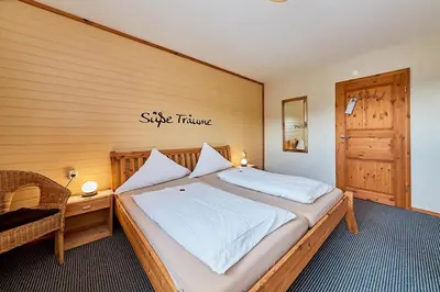 Ein Bett oder Betten in einem Zimmer der Unterkunft Onkel Toms Hütte, Weingut Friedhelm Lenz