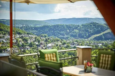 Ein allgemeiner Bergblick oder ein Berglick von des Gasthauses aus