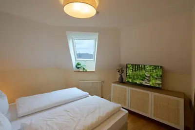 Ein Bett oder Betten in einem Zimmer der Unterkunft MARX - Charmantes Apartment im Stadtzentrum von Trier - bis 6 Gäste, 2 Schlafzimmer, WLAN & Waschmaschine