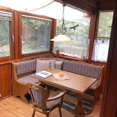Ein Sitzbereich in der Unterkunft Authentiek, Vintage Chalet aan de Bosrand
