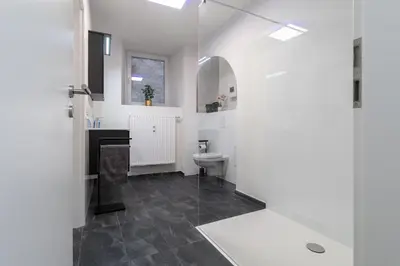Ein Badezimmer in der Unterkunft Fewomo, Moselzeit Apartment, Stilvolle Fewo für Genießer nähe Schloss