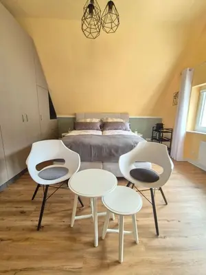 Ein Sitzbereich in der Unterkunft FeWo in historischer Villa an der Emser Therme inkl Parkplatz am WE