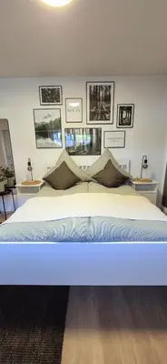 Ein Bett oder Betten in einem Zimmer der Unterkunft NEYSES Apartments - Kylltalperle