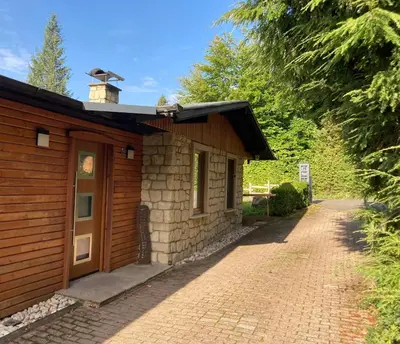 Das Gebäude in dem sich das Ferienhaus befindet