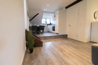 Ein Sitzbereich in der Unterkunft Fewomo, MoselSky, Stilvolle Dachgeschoss-Ferienwohnung mit Charme für 6 Personen