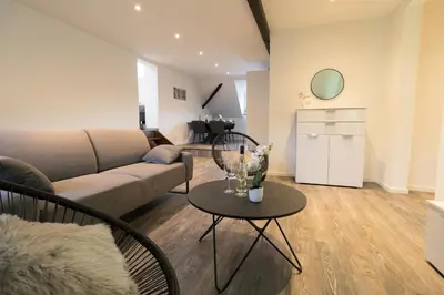 Ein Sitzbereich in der Unterkunft Fewomo, MoselSky, Stilvolle Dachgeschoss-Ferienwohnung mit Charme für 6 Personen