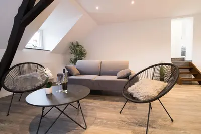 Ein Sitzbereich in der Unterkunft Fewomo, MoselSky, Stilvolle Dachgeschoss-Ferienwohnung mit Charme für 6 Personen