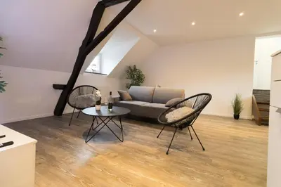 Ein Sitzbereich in der Unterkunft Fewomo, MoselSky, Stilvolle Dachgeschoss-Ferienwohnung mit Charme für 6 Personen