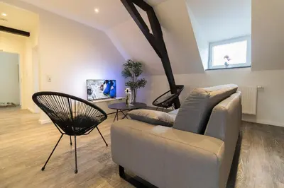 Ein Sitzbereich in der Unterkunft Fewomo, MoselSky, Stilvolle Dachgeschoss-Ferienwohnung mit Charme für 6 Personen