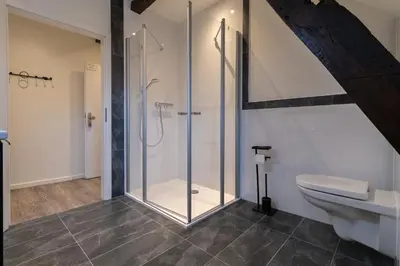 Ein Badezimmer in der Unterkunft Fewomo, MoselSky, Stilvolle Dachgeschoss-Ferienwohnung mit Charme für 6 Personen